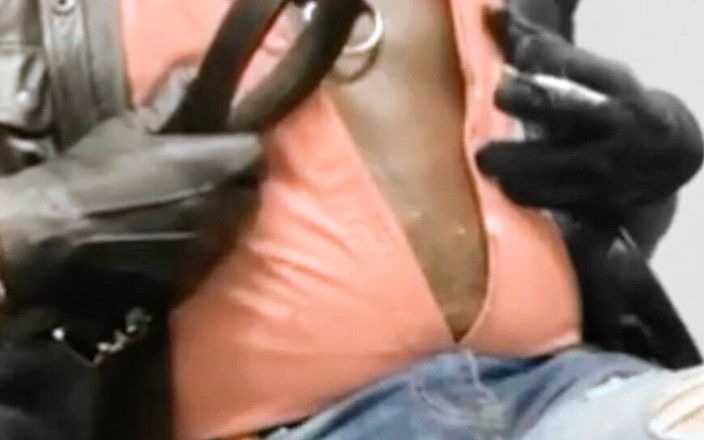 Black smoking muscle stepdad: स्किन टाइट चमड़ा और डेनिम गियर धूम्रपान स्तनों का खेल और वीर्य उतारना