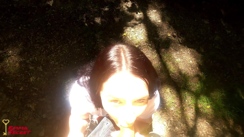 Emma Secret: Herregud! Blowjobpaus Under Vandring!