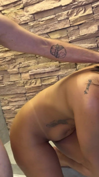 Scopo La Ragazza Del Centro Messaggi in Bagno, Nascondendo Il Capo.
