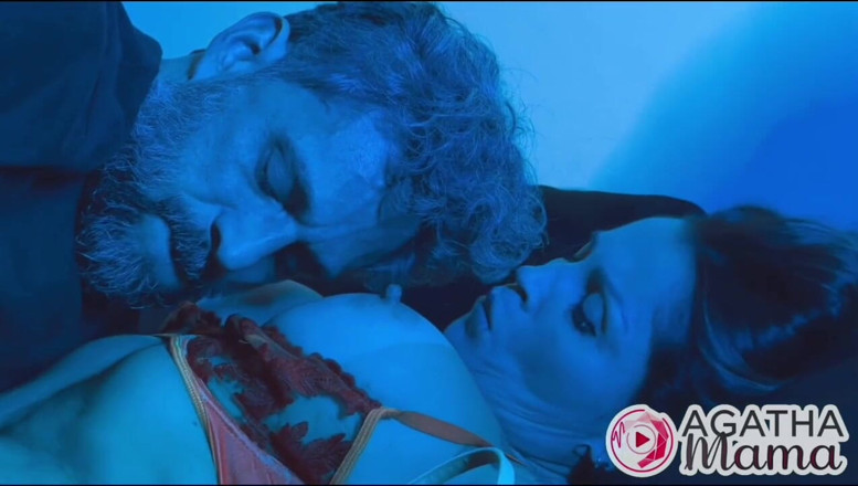Agatha Mama: अगाथा माँ में: पैर बुत, तीव्र सेक्स