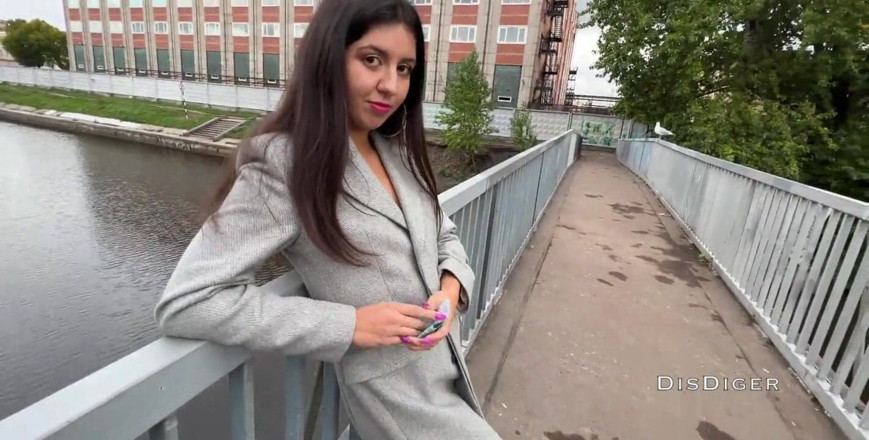 Dis Diger: 売春婦に現金を渡し、コンドームなしで彼女とセックスし、彼女の顔に射精しました