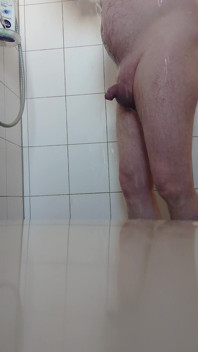 Kencing di kamar mandi pagi-pagi
