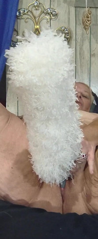 O que aquele brinquedo pervertido peludo indo em sua buceta confusa?