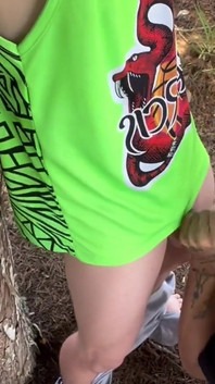 Úžasné venkovní kouření ptáka