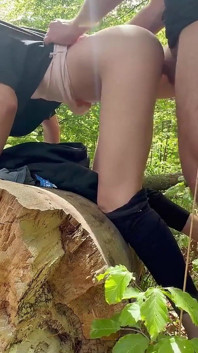เย็ดในป่ากับนักเดินป่าที่เจอแบบสุ่ม