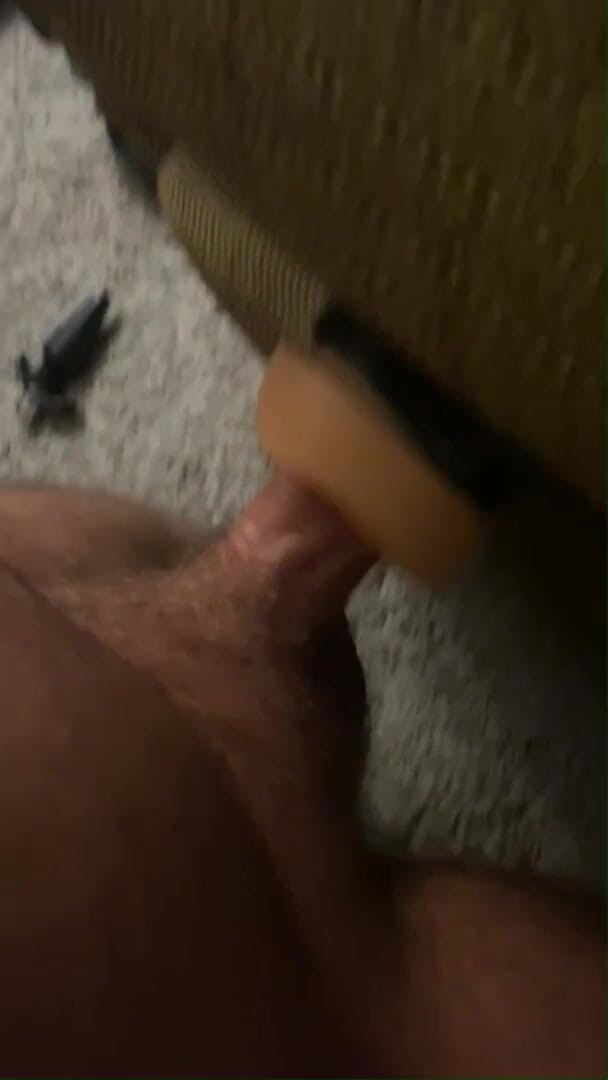 Jeffrey Jaxxon: Šukání sexy hračky mezi polštáři, cítí se jako skutečná mokrá...