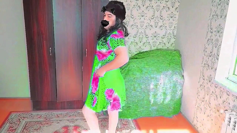 Kitty_Cross: Schattig mietje met donzige oksels in een gezellige trui