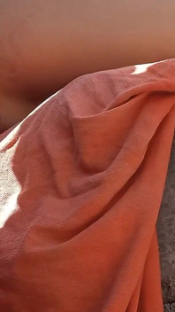 Dildo nel mio culo mentre prendo il sole all'aperto