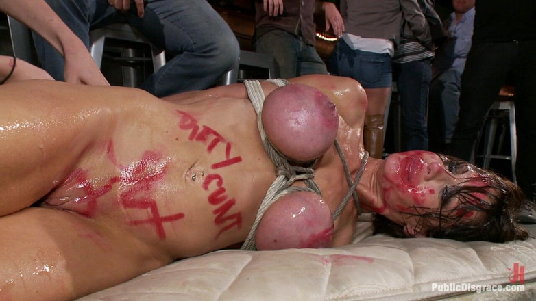 Public Disgrace by Kink: Die vollbusige mckenzie lee ist in der bar beschämt