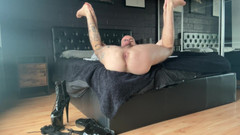 davidedpxxx: Сіссі в клітці в прозорих шкарпетках і танці в боді, роздягання, фістинг його дірки та використання великих іграшок