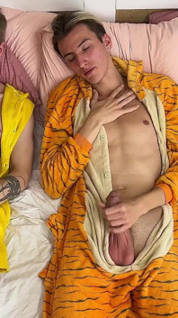 三个twwink的游戏变成了一个多汁的性爱，甜美的 twink 被性交