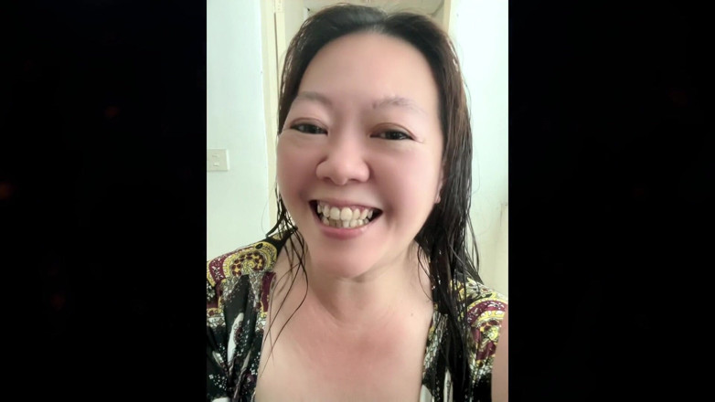 Smoking Asian: Darkside mulriples une MILF asiatique fume dans son bain : gourmande...