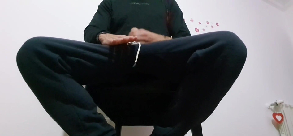 Hotsportfitboy: Готов ли ты быть загнанным далеко? Присоединяйся ко мне, как я приношу удовольствие моему большому члену на стуле и на коленях, Пока это не влажно с precu