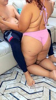 Sıcak Bir Plaj Günü Hazırlıkları: Kıvrımlı Bir Latin MILF'in Tam Sahnesi