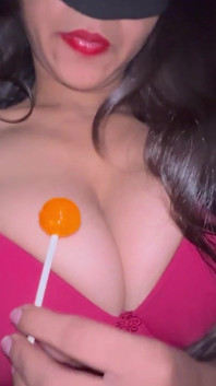 Muy caliente piruleta mamada por novia de Delhi! Chica india de 18 años