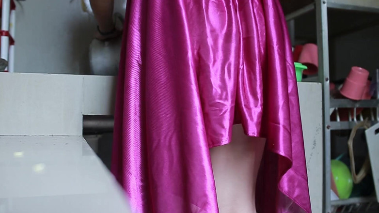 Silk Satin: Gadis Bali, fingering memeknya saat bersih-bersih rumah