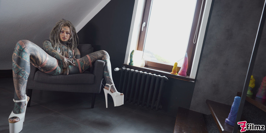 Z-Filmz: Big Squirt From Tattoo Girl in High Heels - Hard Anal...