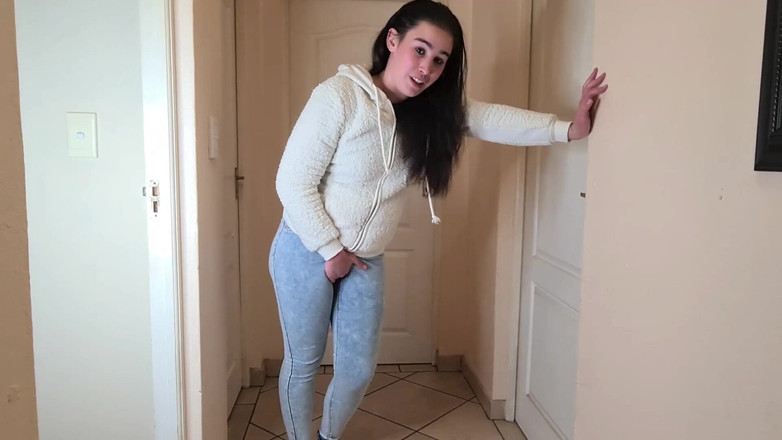 domslutfucker: Puta morena necesita desesperadamente mear, mea en sus blue jeans