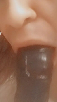 La milf ciuccia il dildo