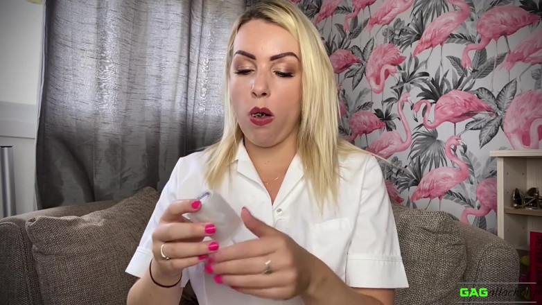 Gag Attack: Penny Lee - suster nakal ini lagi asik disumpal