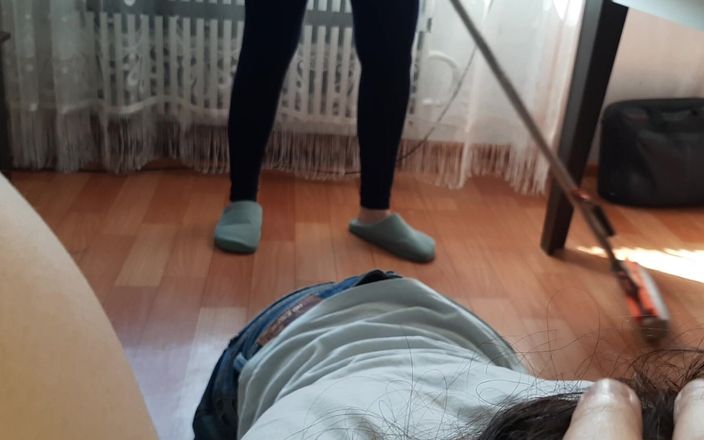Lesbian-illusion: Teman wanita menjilat pepek saya dengan berisiko semasa ibunya membasuh...