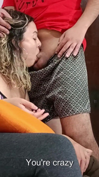 Madrastra de repente recibe una polla en la cara y chupa hasta la corrida