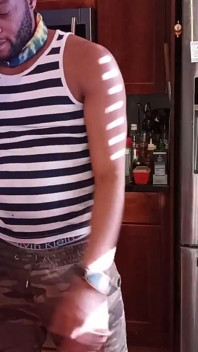 Kennie Jai se masturba na cozinha e faz chá !!