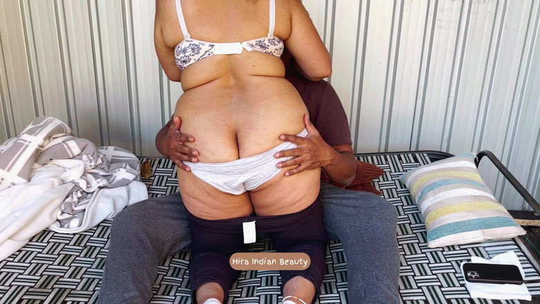 Hot 365 Entertainments: Der runde arsch der dicken desi-tante im freien gefingert! Heiße...
