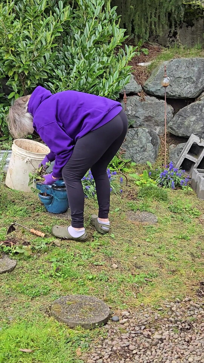 MarieRocks: Sexy GILF lavora sodo