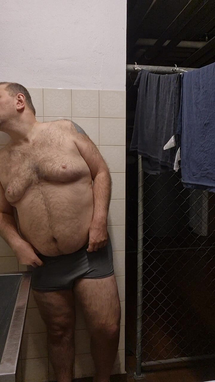 ChubbyDaddyBearLuka: Товсті та волохаті ведмежі смужки в пральні