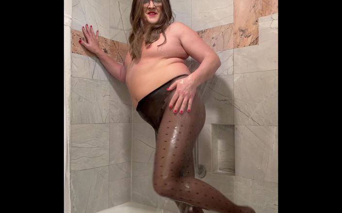 Sissy Paige: Sprchování v punčochách