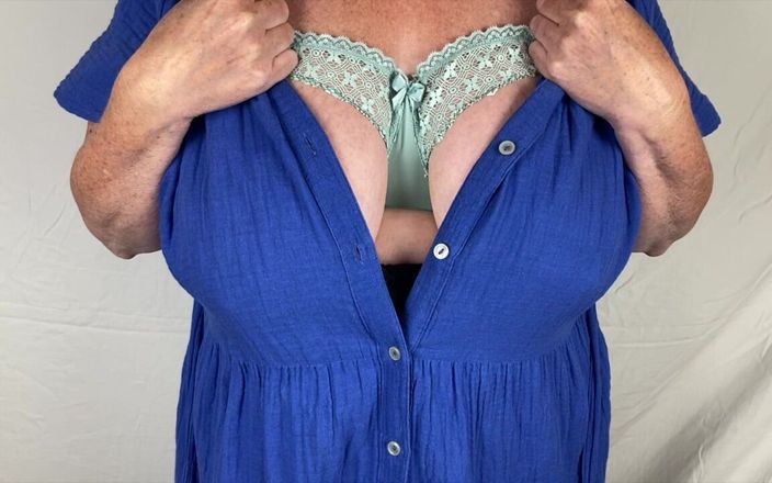 Mr MF: Mme Mature se pieds de l’église chez elle - partie 1