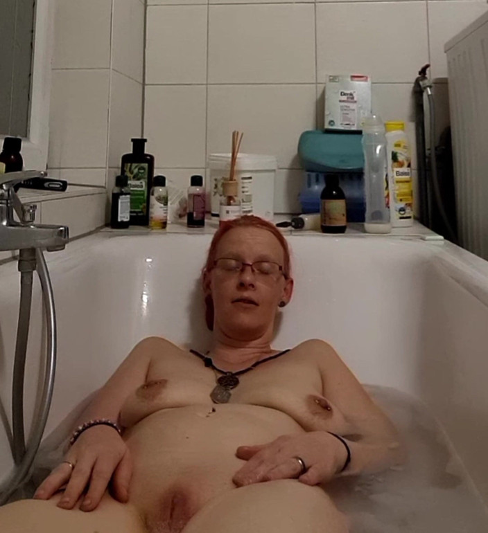 KittieNoOne: Melancap dalam tab mandi dengan Kittienoone pov