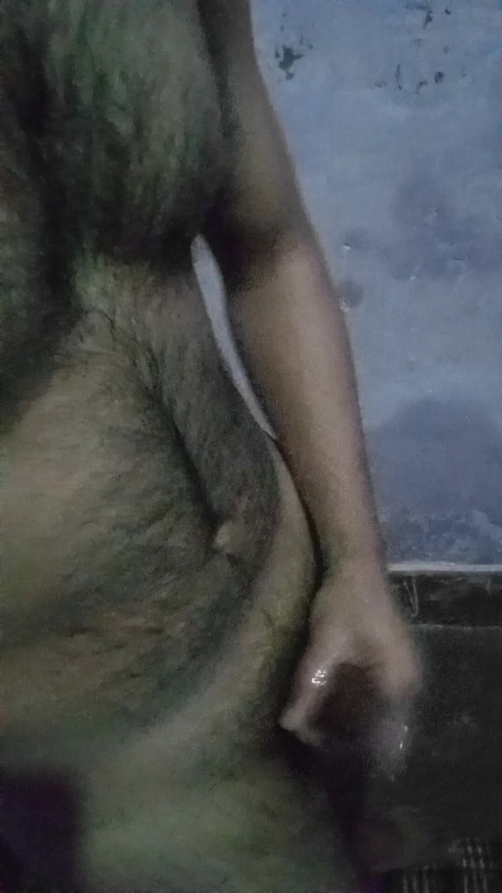 Raaz26d: Дели паренек-качок смазает маслом большой хуй и мастурбирует, пока никого не дома