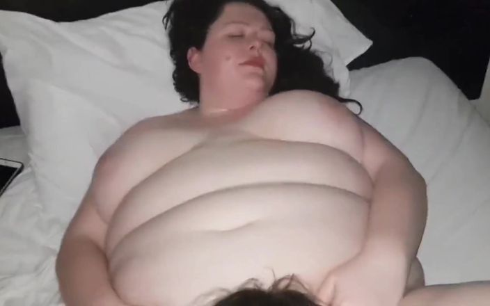 Real homemade BBW BBC porn: MFF lecca la figa e si sditalina mentre prende un...