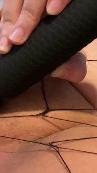 Mein neues spielzeug lässt mich in meinen netzstrümpfen squirten
