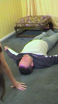 Поголена пизда Роуз Вудс розміщена і притиснута йому в обличчя