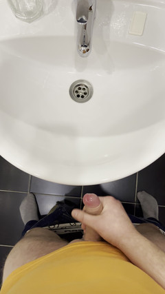 Young cum: Le Mec Se Masturbe Dans La Salle De Bain Et,...