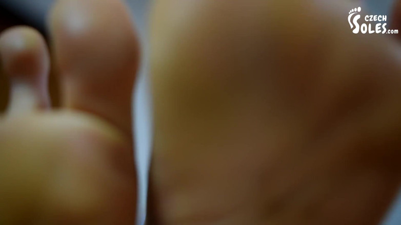 Czech Soles - foot fetish content: Vrei să știi cât de mari îmi sunt picioarele? Ceas!