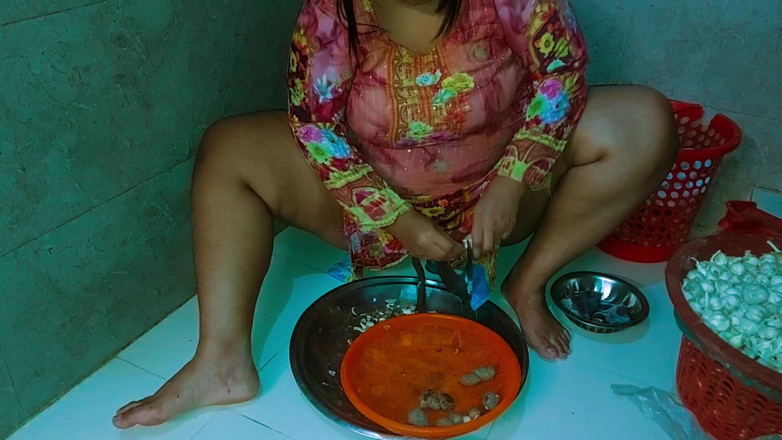 Your Boy's Cum: Bhabhi desi dapat orgasme yang luar biasa di dapur apabila...