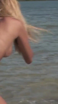 Büyük memeli sarışın Barbie Banks anal ve çifte penetrasyon ile üçlü seksi seviyor