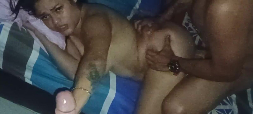 AngyAmazon: Delicioso trío cornudo con mi esposo chupando la gran polla...