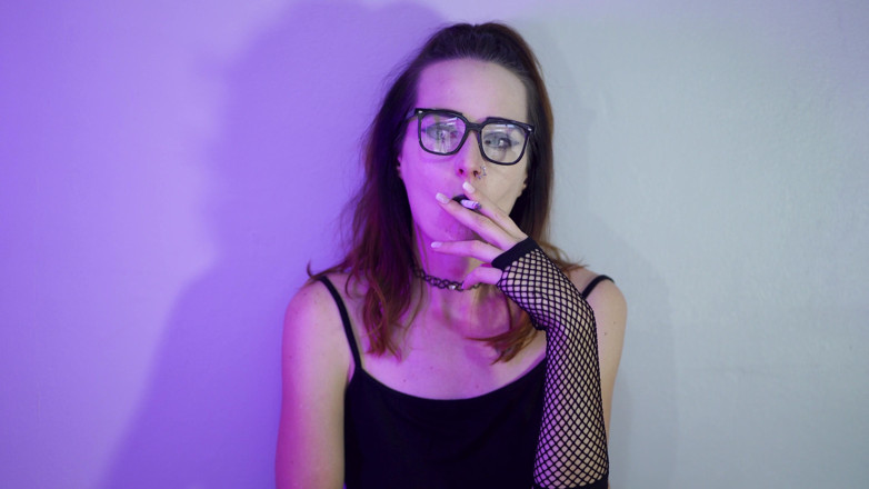 Alicia Robertz: Une fille gothique fume dans des filets de pêche