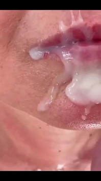 Porno videoma bakıp yüzüme ve ağzıma boşaldığında ona oral seks yapıyorum  
