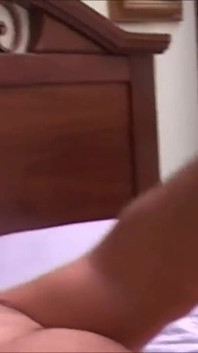 Volevo masturbarmi ma non ho potuto resistere al sesso amatoriale