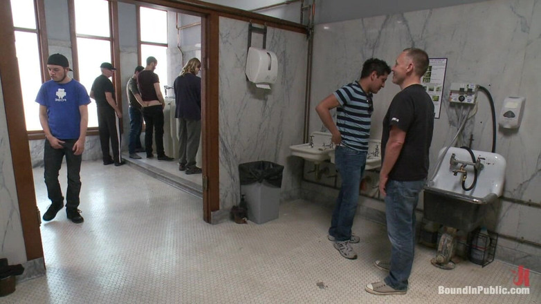 Bound in public: Unternehmens-fotze bekommt mund und arsch von einem mob geiler männer...
