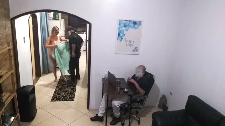 Gabi SweetCouplesStories: În timp ce soțul lucrează, soția într-un prosop îl salută pe băiatul...