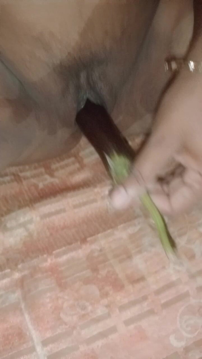 Shunderali: Une femme se masturbe avec une aubergine