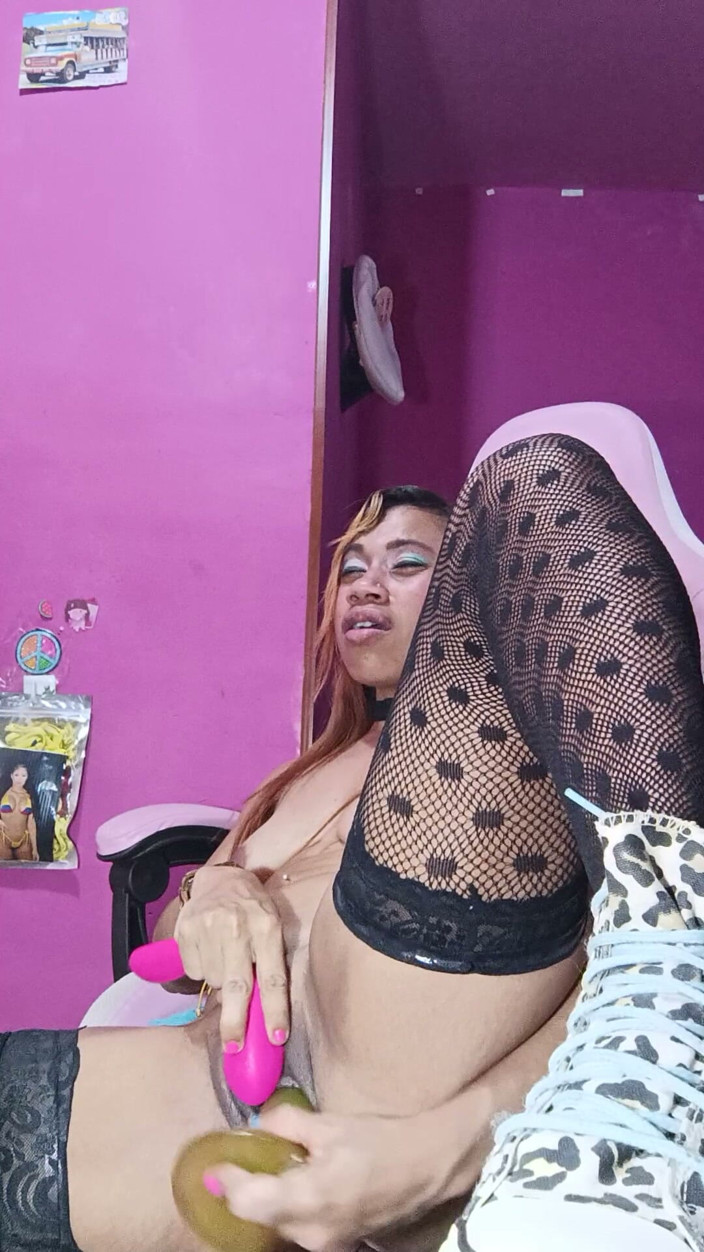 Barbychocolat: Aku lagi asik muasin memek becekku pakai dildo favoritku pakai...