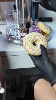 Upptagen kontorssekreterare flicka knullar anställd till middag och äter speciell kuk munk och dricker välsmakande sperma choklad skaka